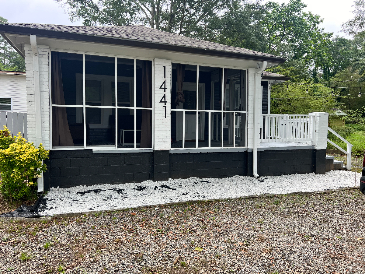 The Cozy Cottage at The W exterior and screened porch